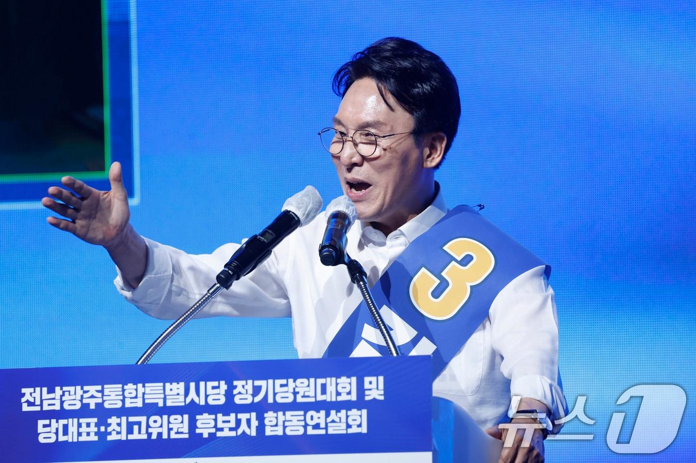 본문 이미지 - 김민석 더불어민주당 당대표 후보가 15일 전남광주통합특별시 나주종합스포츠파크 다목적체육관에서 열린 민주당 당대표·최고위원 선출을 위한 전남광주 순회경선 합동연설회에서 정견발표를 하고 있다. 2026.8.15 ⓒ 뉴스1 김태성 기자