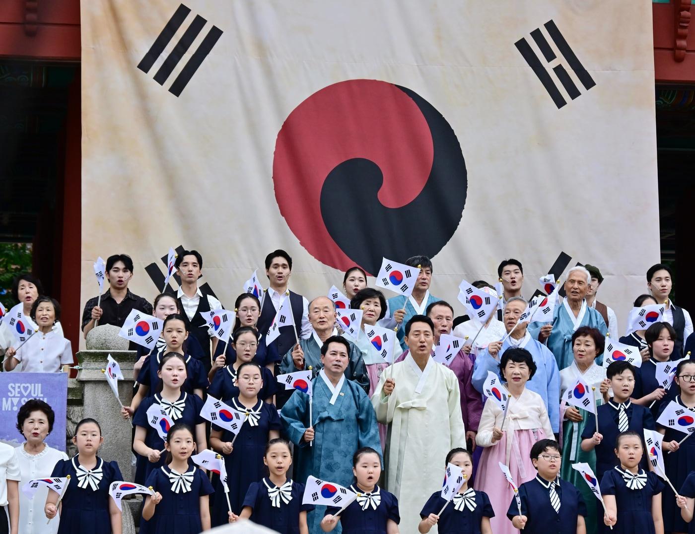 본문 이미지 - 15일 '제81주년 광복절 기념 타종행사'에 참석한 임만균 서울특별시의회 의장이 광복절 노래를 합창하고 있다.