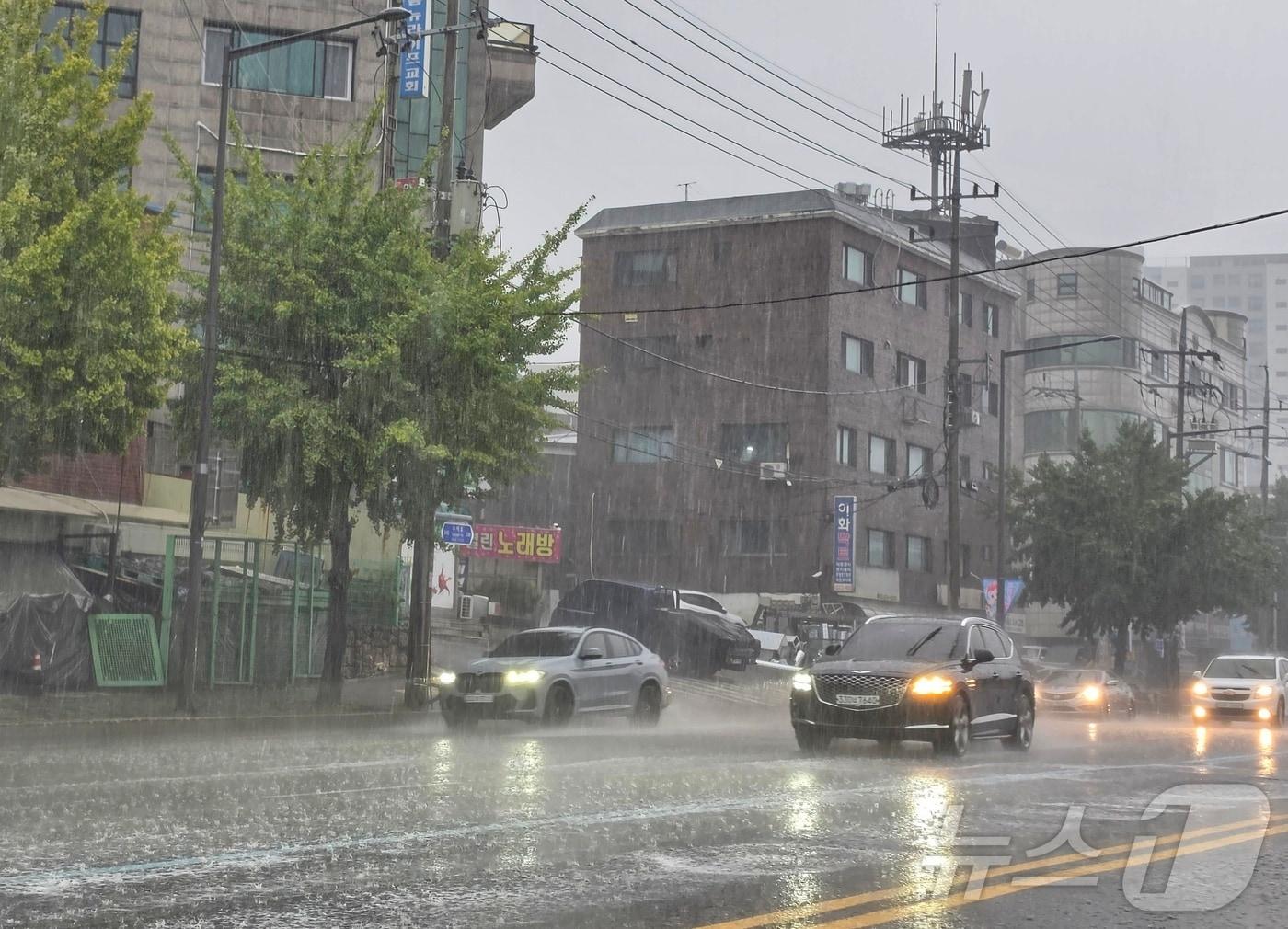 본문 이미지 - 광복절인 15일 서울 은평구 수색동 일대에 갑작스럽게 많은 비가 내려서 시민과 차들이 이동에 어려움을 겪고 있다. 2026.8.15 ⓒ 뉴스1 황덕현 기후환경전문기자