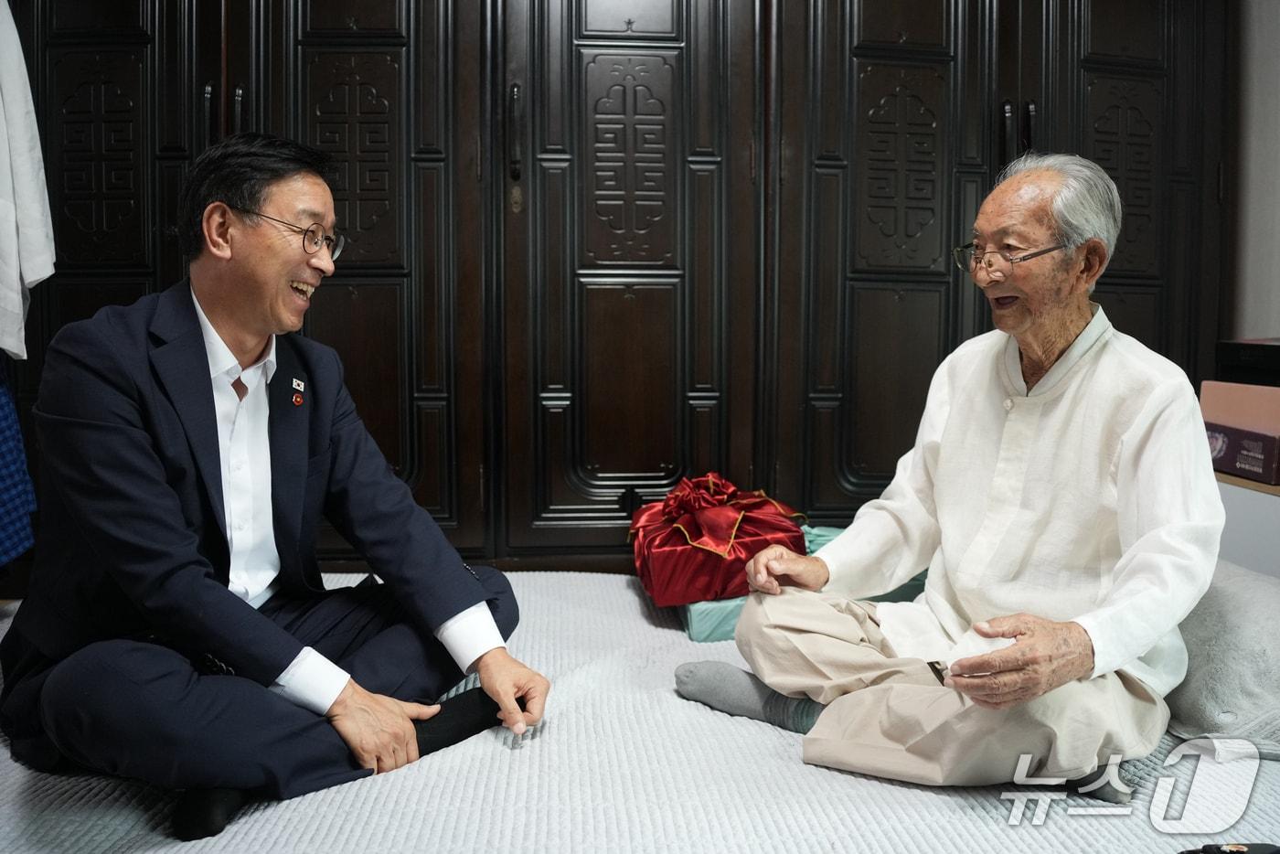 본문 이미지 - 위성곤 제주지사와 강태선 애국지사(제주도 제공. 재판매 및 DB금지)/뉴스1