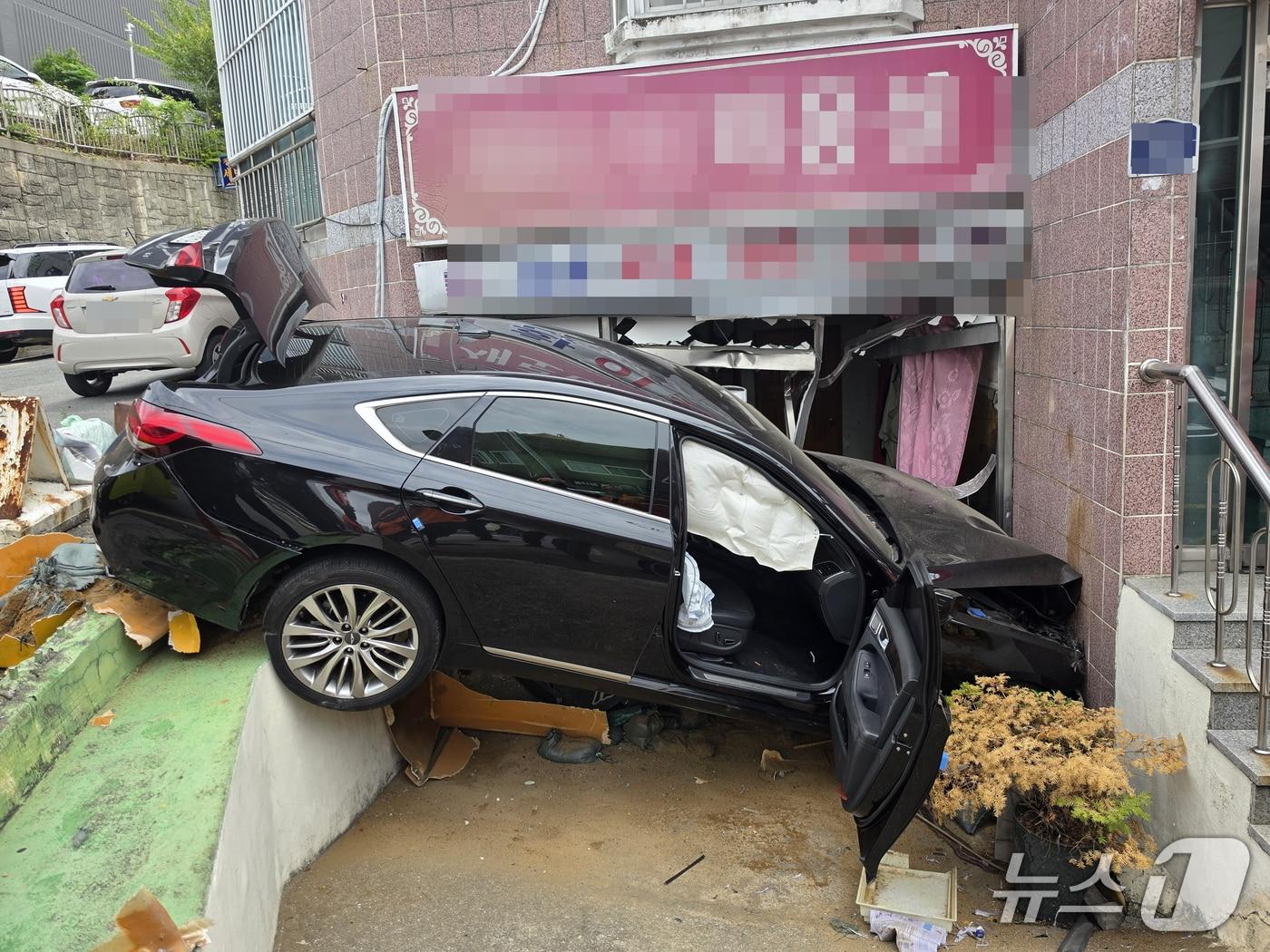 본문 이미지 - 15일 낮 12시쯤 부산 북구 덕천동 주택가 인근 사고 현장. (부산소방재난본부 제공. 재판매 및 DB 금지)
