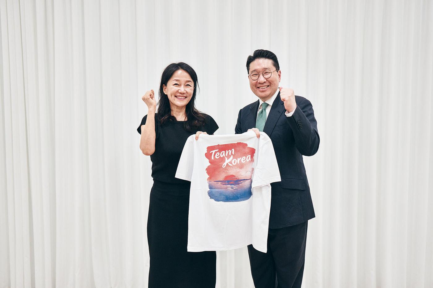 본문 이미지 - 이재정 위원장에게 팀코리아 티셔츠를 전달하는 이상현 단장(㈜태인 제공) 