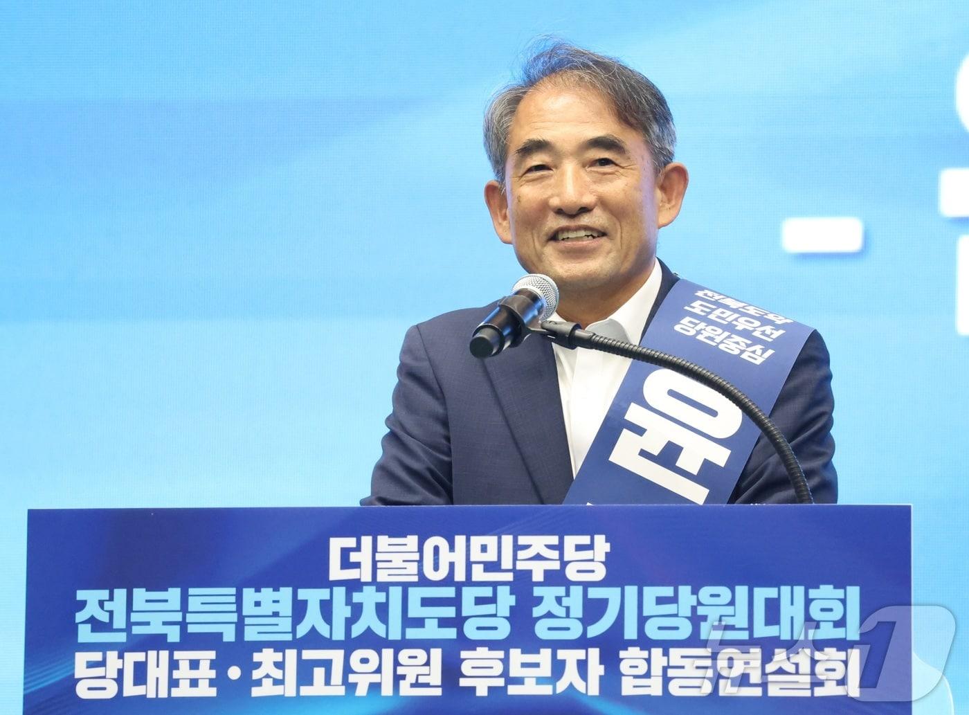 본문 이미지 - 윤준병 더불어민주당 의원이 15일 전북 익산시 원광대학교 문화체육관에서 열린 민주당 전북특별자치도당 정기당원대회에서 정견 발표를 하고 있다. 2026.8.15 ⓒ 뉴스1 유경석 기자