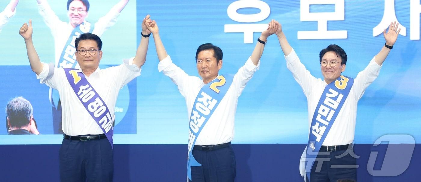 본문 이미지 - 송영길(왼쪽부터), 정청래, 김민석 더불어민주당 당대표 후보가 15일 전북 익산시 원광대학교 문화체육관에서 열린 민주당 당대표·최고위원 선출을 위한 전북 합동연설회에서 인사를 하고 있다. 2026.8.15 ⓒ 뉴스1 유경석 기자