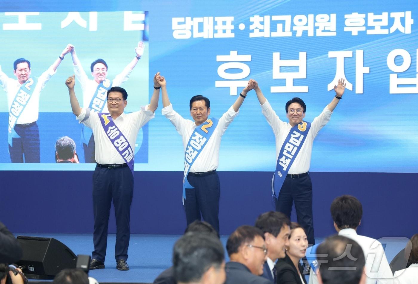 본문 이미지 - 송영길(왼쪽부터), 정청래, 김민석 더불어민주당 당대표 후보가 15일 전북 익산시 원광대학교 문화체육관에서 열린 민주당 당대표·최고위원 선출을 위한 전북 합동연설회에서 인사를 하고 있다. 2026.8.15 ⓒ 뉴스1 유경석 기자