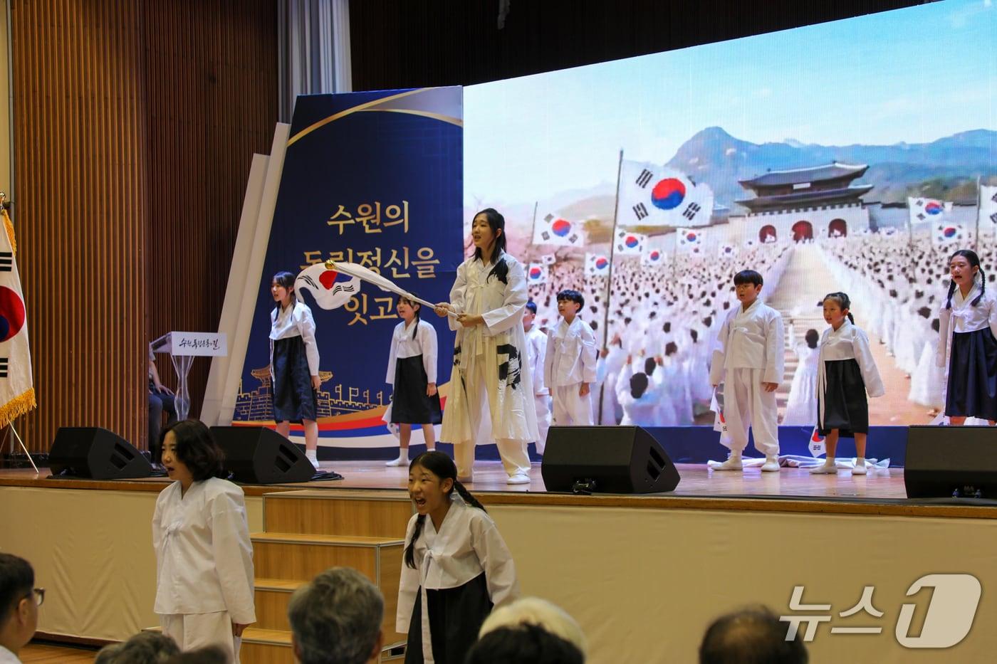 본문 이미지 - 경기소년소녀합창단원들이 독립 운동의 의미를 담은 뮤지컬을 선보이고 있다.(수원시자원봉사센터 제공. 재판매 및 DB금지)