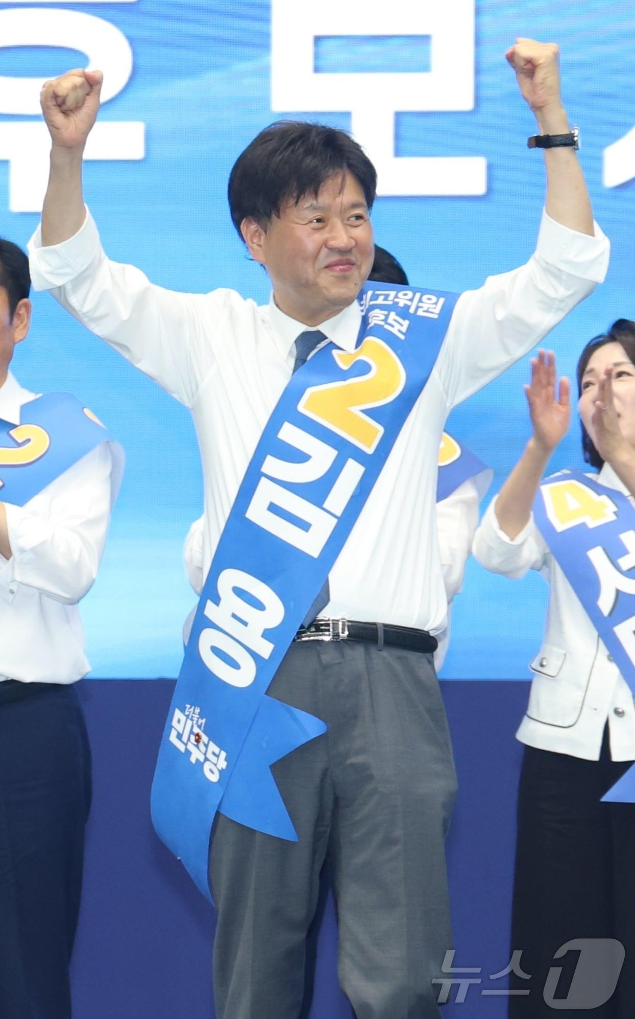 본문 이미지 - 김용 더불어민주당 최고위원 후보가 15일 전북 익산시 원광대학교 문화체육관에서 열린 민주당 당대표·최고위원 선출을 위한 전북 합동연설회에서 인사를 하고 있다. 2026.8.15 ⓒ 뉴스1 유경석 기자