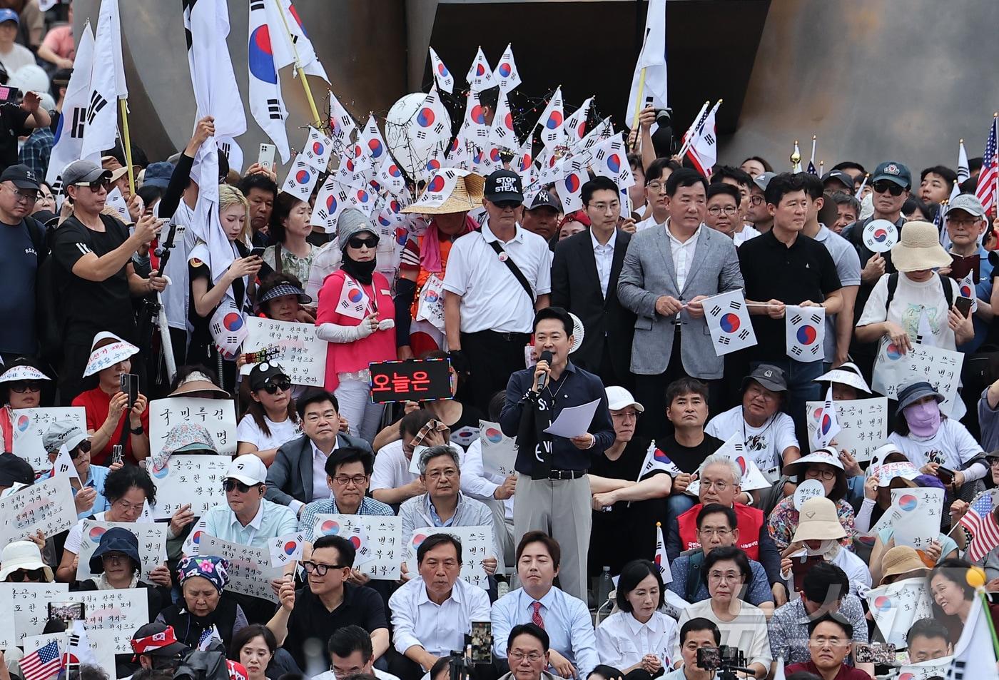 본문 이미지 - 장동혁 국민의힘 대표가 광복절인 15일 서울 송파구 올림픽공원 핸드볼경기장에서 열린 투표 용지 부족 사태 관련 참정권 수호 집회에서 발언하고 있다. 2026.8.15 ⓒ 뉴스1 김성진 기자