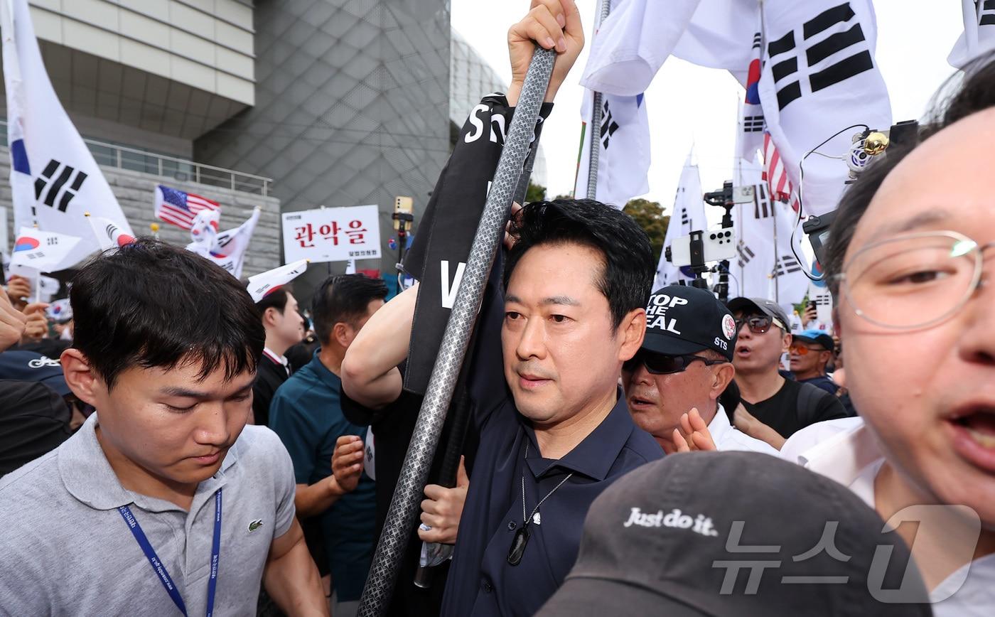 본문 이미지 - 장동혁 국민의힘 대표가 광복절인 15일 서울 송파구 올림픽공원 핸드볼경기장에서 열린 투표 용지 부족 사태 관련 참정권 수호 집회에 태극기를 들고 참석하고 있다. 2026.8.15 ⓒ 뉴스1 김성진 기자