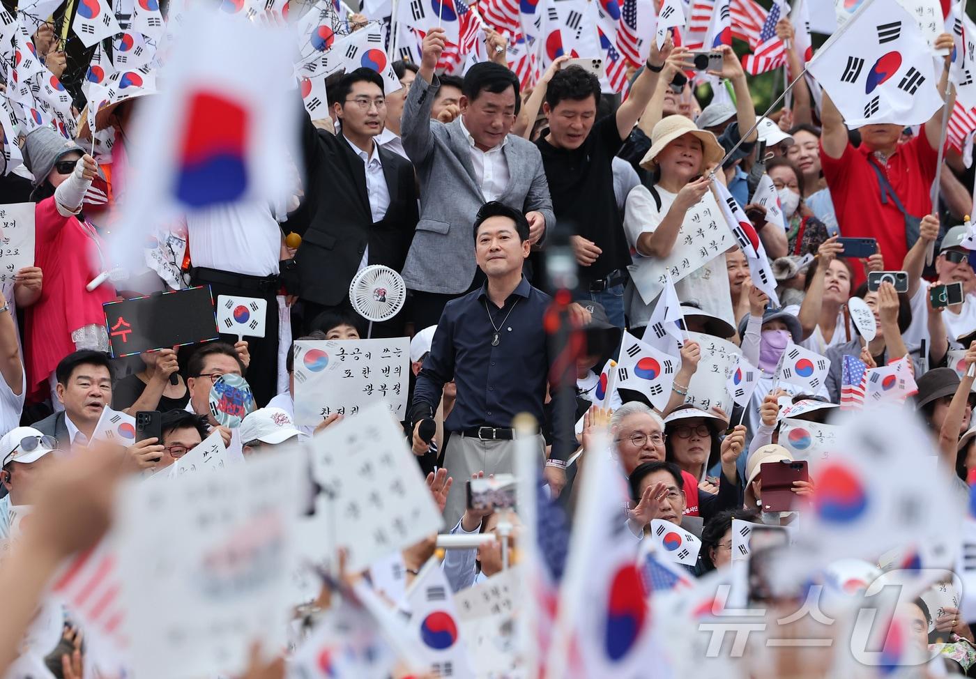 본문 이미지 - 장동혁 국민의힘 대표가 광복절인 15일 서울 송파구 올림픽공원 핸드볼경기장에서 열린 투표 용지 부족 사태 관련 참정권 수호 집회에서 발언하고 있다. 2026.8.15 ⓒ 뉴스1 김성진 기자