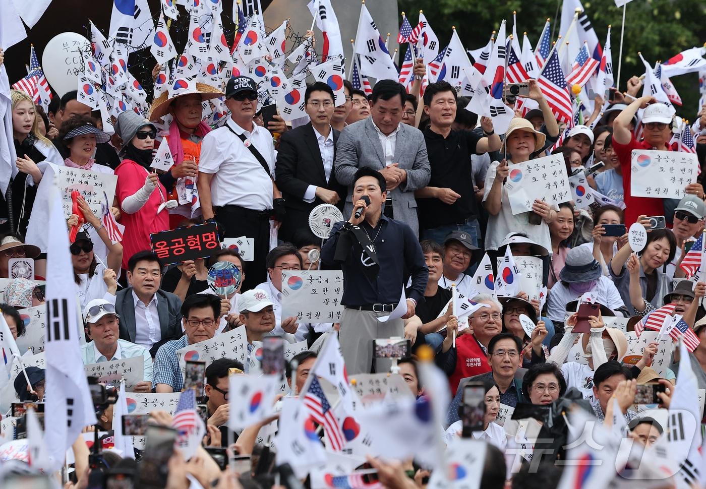본문 이미지 - 장동혁 국민의힘 대표가 광복절인 15일 서울 송파구 올림픽공원 핸드볼경기장에서 열린 투표 용지 부족 사태 관련 참정권 수호 집회에서 발언하고 있다. 2026.8.15 ⓒ 뉴스1 김성진 기자