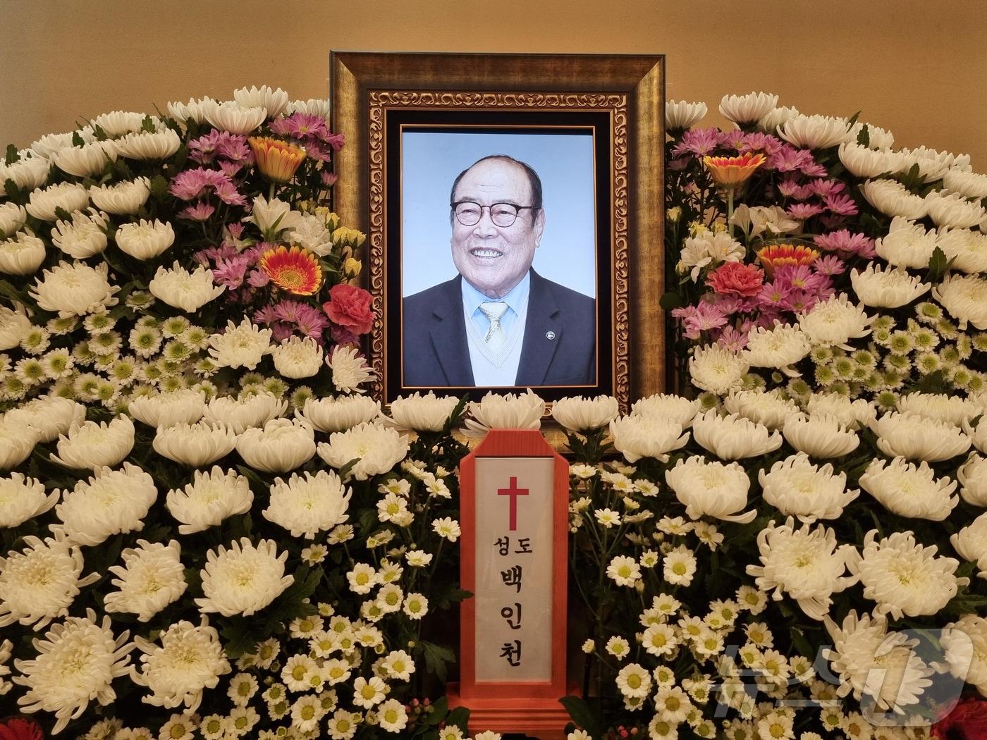 본문 이미지 - 15일 충남 천안 단국대병원 장례식장에 마련된 백인천 전 감독의 빈소에 고인의 영정사진이 놓여있다. (KBO 제공. 재판매 및 DB 금지)