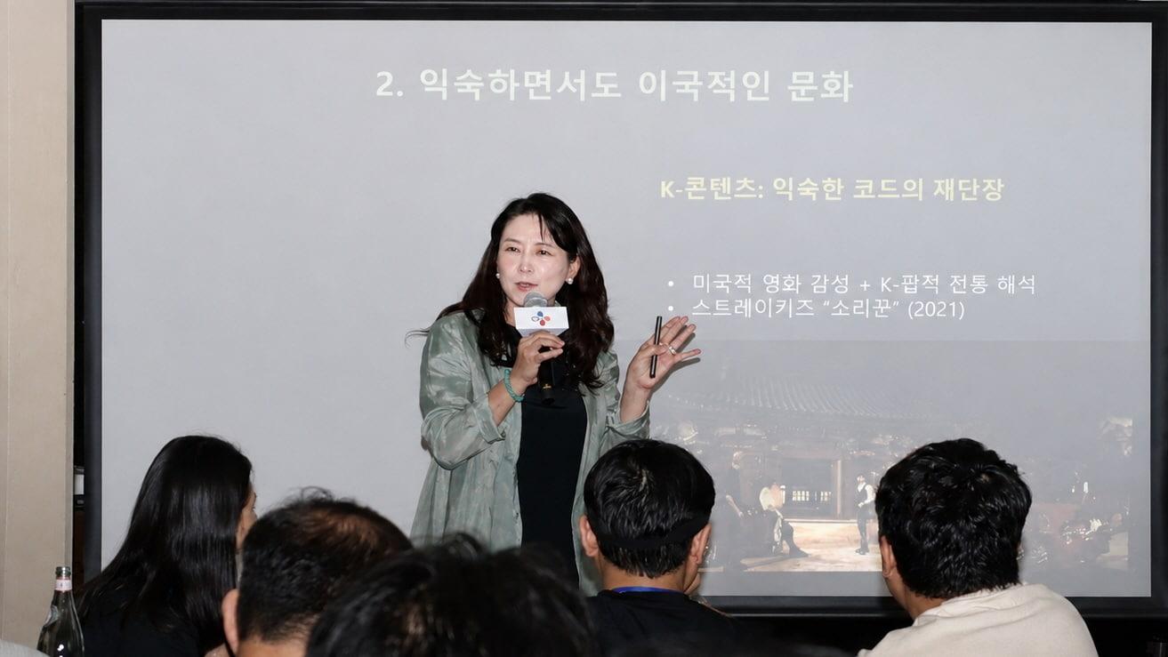 본문 이미지 -  김숙영 UCLA 교수가 '미국 잘파세대의 소비 트렌드'에 대한 강연을 진행하고 있다.(CJ그룹 제공)