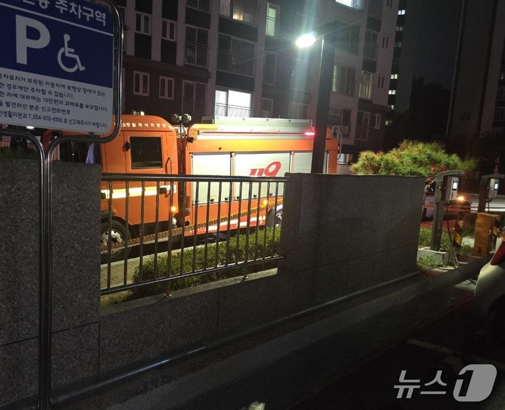 본문 이미지 - 15일 오후 8시 17분쯤 경북 칠곡군 석적읍 남율리 한 아파트 전기차 충전소 옆에서 누전으로 추정되는 감전 사고가 발생해 구조당국이 출동했다.(경북소방본부 제공. 재판매 및 DB 금지)2026.8.16/뉴스1