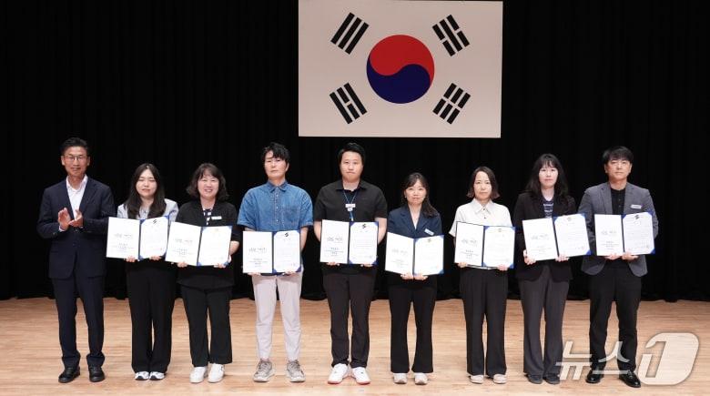 본문 이미지 - 김병삼 영천시장이 지난 14일 적극행정 공무원 시상식 후 기념사진을 찍고 있다. (영천시 제공. 재판매 및 DB금지)/뉴스1