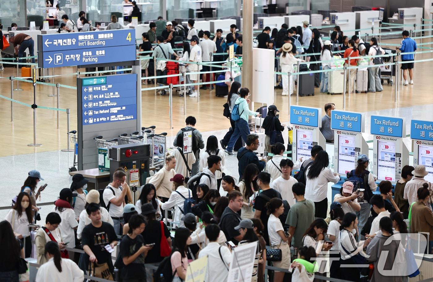 본문 이미지 - 광복절 연휴인 지난 16일 인천국제공항 1터미널이 이용객들로 붐비고 있다. 2026.8.16 ⓒ 뉴스1 김도우 기자