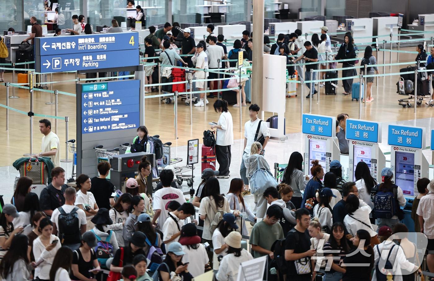 본문 이미지 - 광복절 연휴인 16일 인천국제공항 1터미널이 이용객들로 붐비고 있다. 2026.8.16 ⓒ 뉴스1 김도우 기자