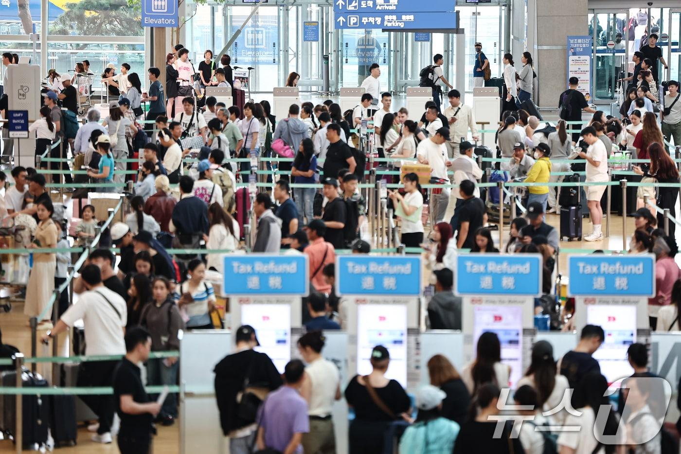 본문 이미지 - 광복절 연휴인 16일 인천국제공항 1터미널이 이용객들로 붐비고 있다. 2026.8.16 ⓒ 뉴스1 김도우 기자