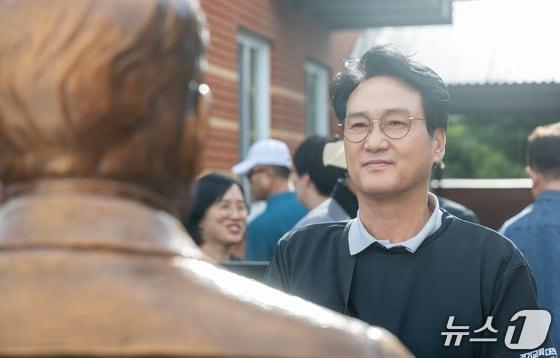 본문 이미지 -  안민석 경기교육감이 13일(현지시간) 러시아 연해주 우수리스크에 있는 최재형 선생 흉상을 바라보고 있다. (경기도교육청 제공)