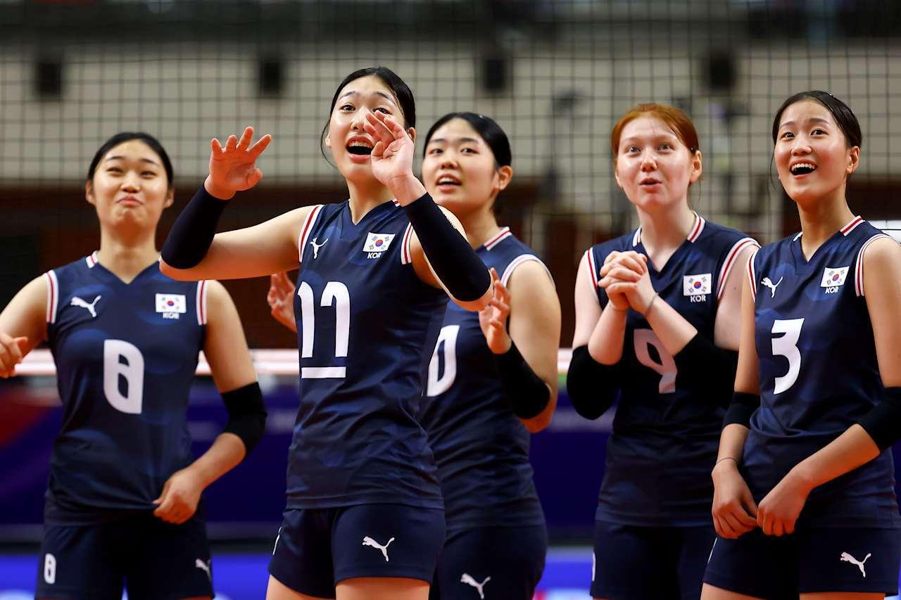 본문 이미지 - 국제배구연맹(FIVB) U17 여자 배구 세계선수권대회에서 태국을 완파한 대표팀. (FIVB 제공)