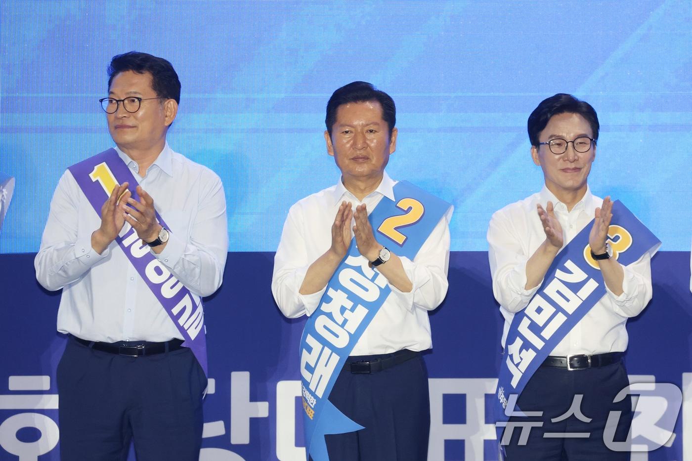 본문 이미지 - 송영길(왼쪽부터), 정청래, 김민석 더불어민주당 당대표 후보가 16일 경기 수원시 장안구 수원종합운동장에서 열린 더불어민주당 당대표·최고위원 선출을 위한 경기 지역 순회경선 합동연설회에서 인사를 하고 있다. 2026.8.16 ⓒ 뉴스1 김영운 기자