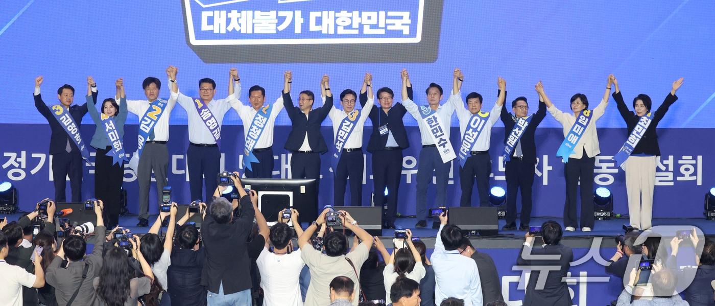 본문 이미지 - 16일 경기 수원시 장안구 수원종합운동장에서 열린 더불어민주당 당대표·최고위원 선출을 위한 경기 지역 순회경선 합동연설회에서 송영길, 정청래, 김민석 당대표 후보와 최고위원 후보들이 인사를 하고 있다. 2026.8.16 ⓒ 뉴스1 김영운 기자