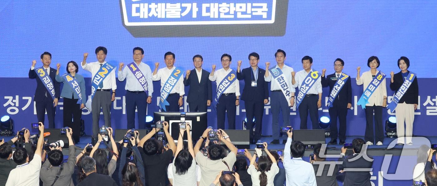 본문 이미지 - 16일 경기 수원시 장안구 수원종합운동장에서 열린 더불어민주당 당대표·최고위원 선출을 위한 경기 지역 순회경선 합동연설회에서 송영길, 정청래, 김민석 당대표 후보와 최고위원 후보들이 인사를 하고 있다. 2026.8.16 ⓒ 뉴스1 김영운 기자