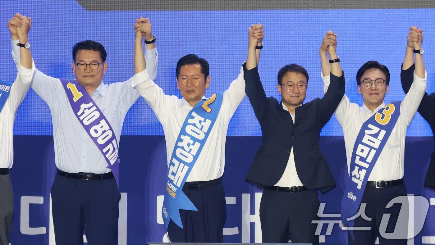본문 이미지 - 송영길(왼쪽부터), 정청래 더불어민주당 당대표 후보, 한병도 더불어민주당 당대표 직무대행 겸 원내대표, 김민석 더불어민주당 당대표 후보가 16일 경기 수원시 장안구 수원종합운동장에서 열린 더불어민주당 당대표·최고위원 선출을 위한 경기 지역 순회경선 합동연설회에서 인사를 하고 있다. 2026.8.16 ⓒ 뉴스1 김영운 기자