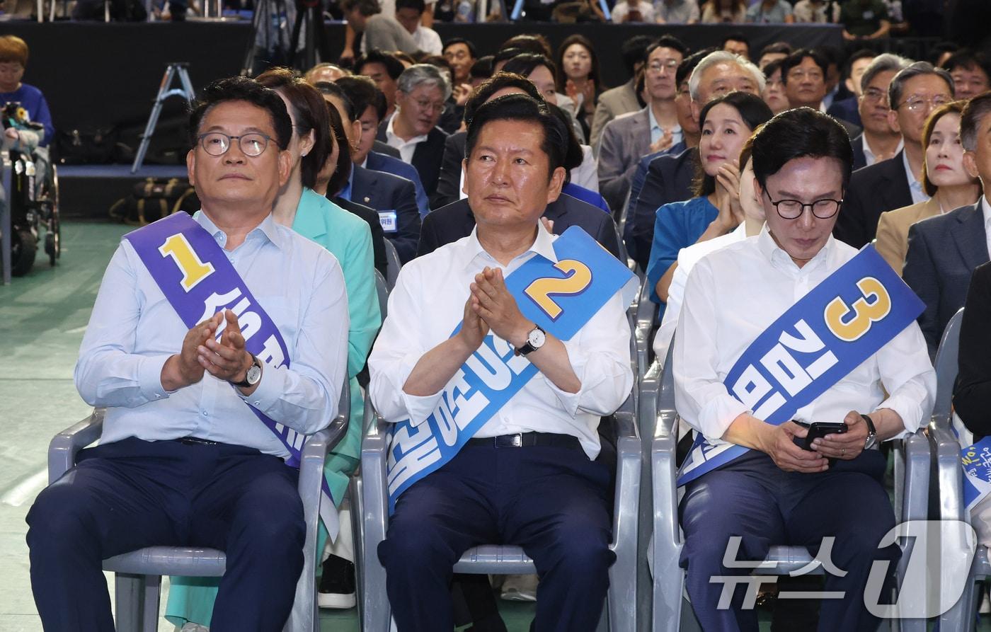 본문 이미지 - 송영길(왼쪽부터), 정청래, 김민석 더불어민주당 당대표 후보가 16일 경기 수원시 장안구 수원종합운동장에서 열린 더불어민주당 당대표·최고위원 선출을 위한 경기 지역 순회경선 합동연설회에 참석해 자리에 앉아있다. 2026.8.16 ⓒ 뉴스1 김영운 기자