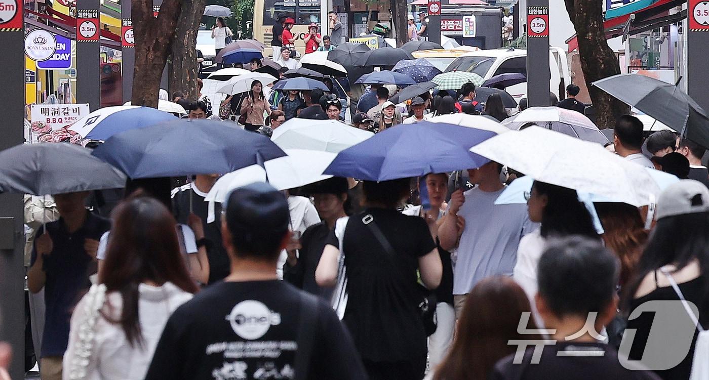 본문 이미지 - 전국적으로 비가 내리는 16일 서울 중구 명동거리에서 시민들과 외국인 관광객들이 우산을 쓴채 이동하고 있다. 기상청은 이날 중부지방을 중심으로 비가 소강상태를 보이는 곳이 많겠지만, 남부지방과 제주도를 중심으로 돌풍과 천둥·번개를 동반한 매우 강한 비가 내릴 것으로 전망했다. 2026.8.16 ⓒ 뉴스1 박지혜 기자