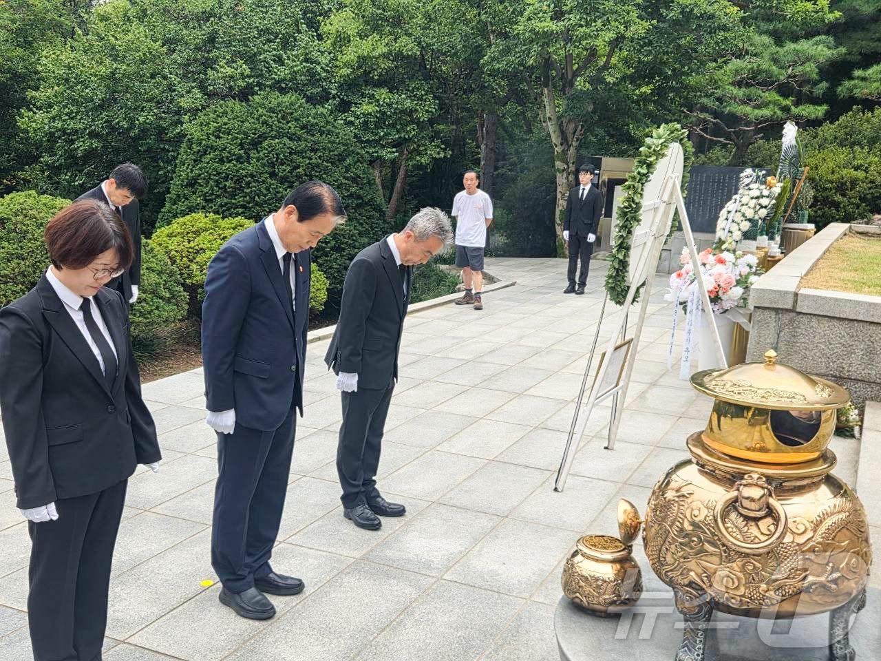 본문 이미지 - 권오을 국가보훈부 장관이 지난 8월 서울 동작구 국립서울현충원에서 육영수 여사 제52주기 추모식을 계기로 묘소 참배를 위해 대통령 묘소를 방문, 육영수 여사 묘역에 헌화 및 분향을 하고 있다. (국가보훈부 제공. 재판매 및 DB 금지) 2026.8.16 ⓒ 뉴스1