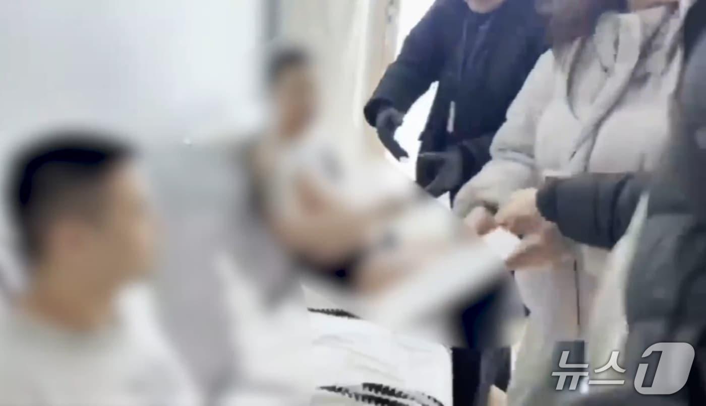 본문 이미지 - 강원랜드 사칭 불법 도박사이트 총책 외국인 검거 장면(경북경찰청 제공. 재판매 및 DB 금지)2026.8.16/뉴스1