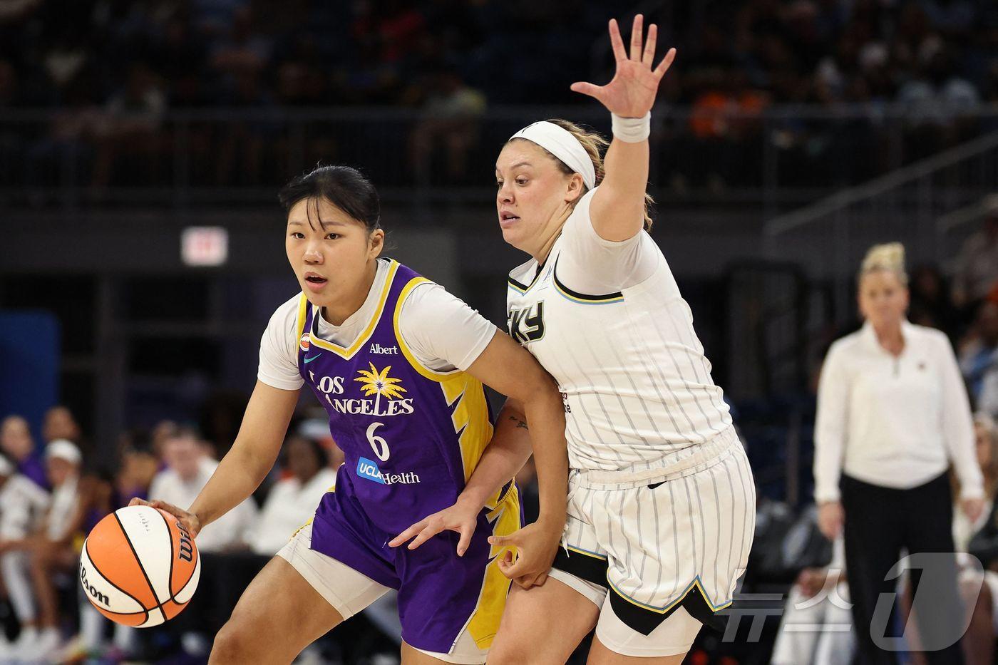 본문 이미지 - WNBA 경기에서 드리블 중인 박지현(왼쪽).ⓒ AFP=뉴스1