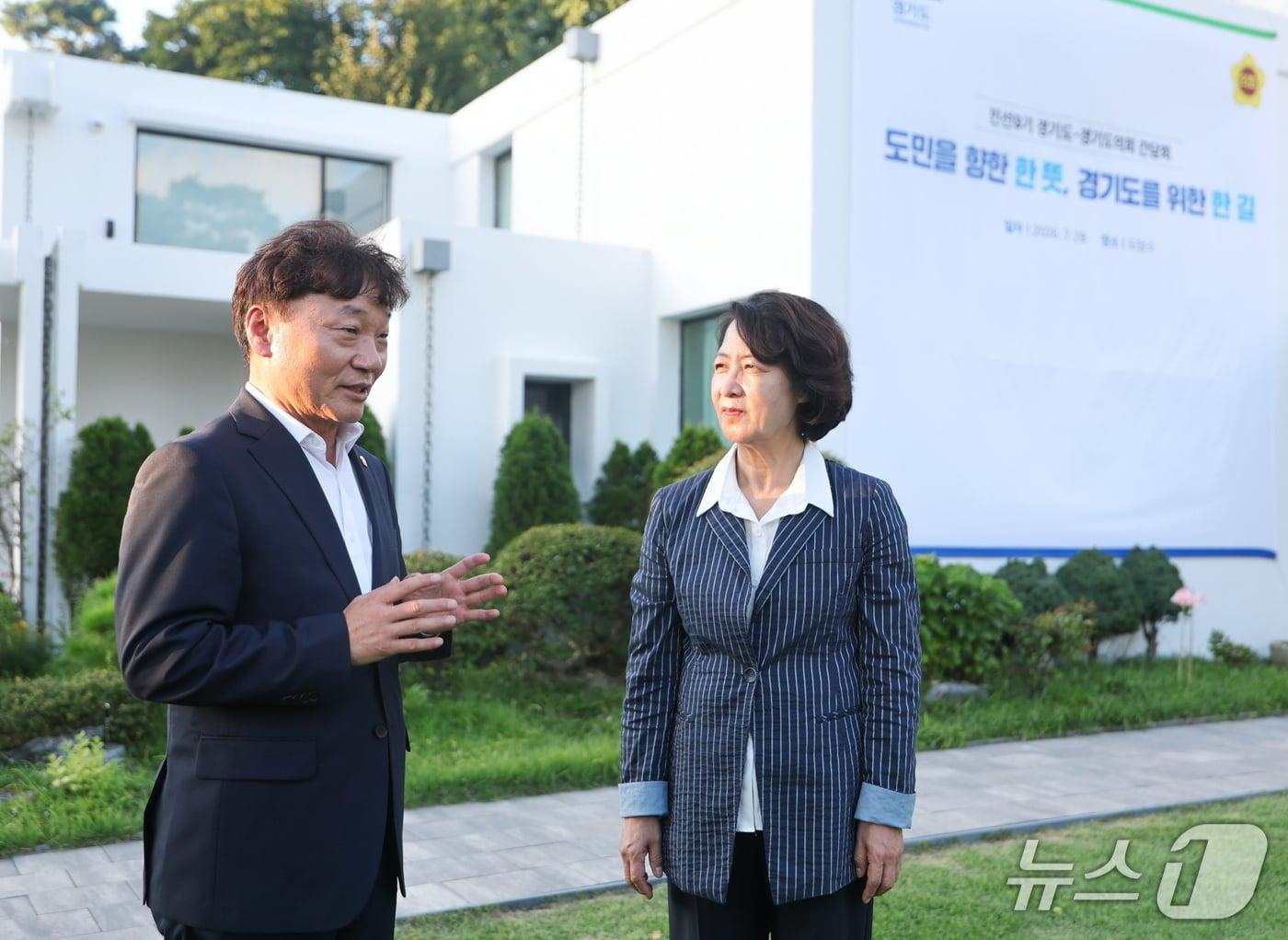 본문 이미지 - 추미애 경기도지사(오른쪽)와 남종섭 경기도의회 의장(왼쪽)이 지난달 29일 옛 도지사 공관인 도담소에서 만나 대화를 나누고 있다. 도와 도의회는 최근 재정 여건 악화에 따른 대응책과 주요 도정 현안을 놓고 협력 방안을 모색하고 있다.(도의회 제공. 재판매 및 DB금지)/뉴스1