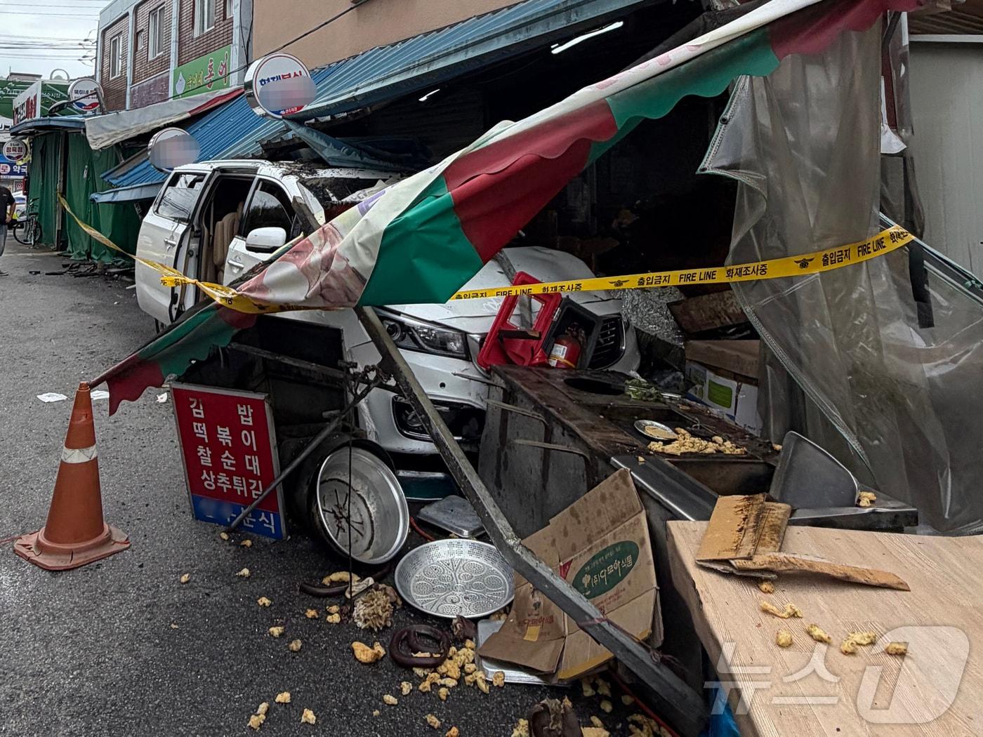 본문 이미지 - 16일 낮 12시 43분쯤 전남광주 동구 산수시장에서 주행 중이던 차량이 가게 안으로 돌진하는 사고가 발생했다. 사진은 사고 직후 현장 모습. (전남광주소방본부 제공. 재판매 및 DB금지) 2026.8.16 