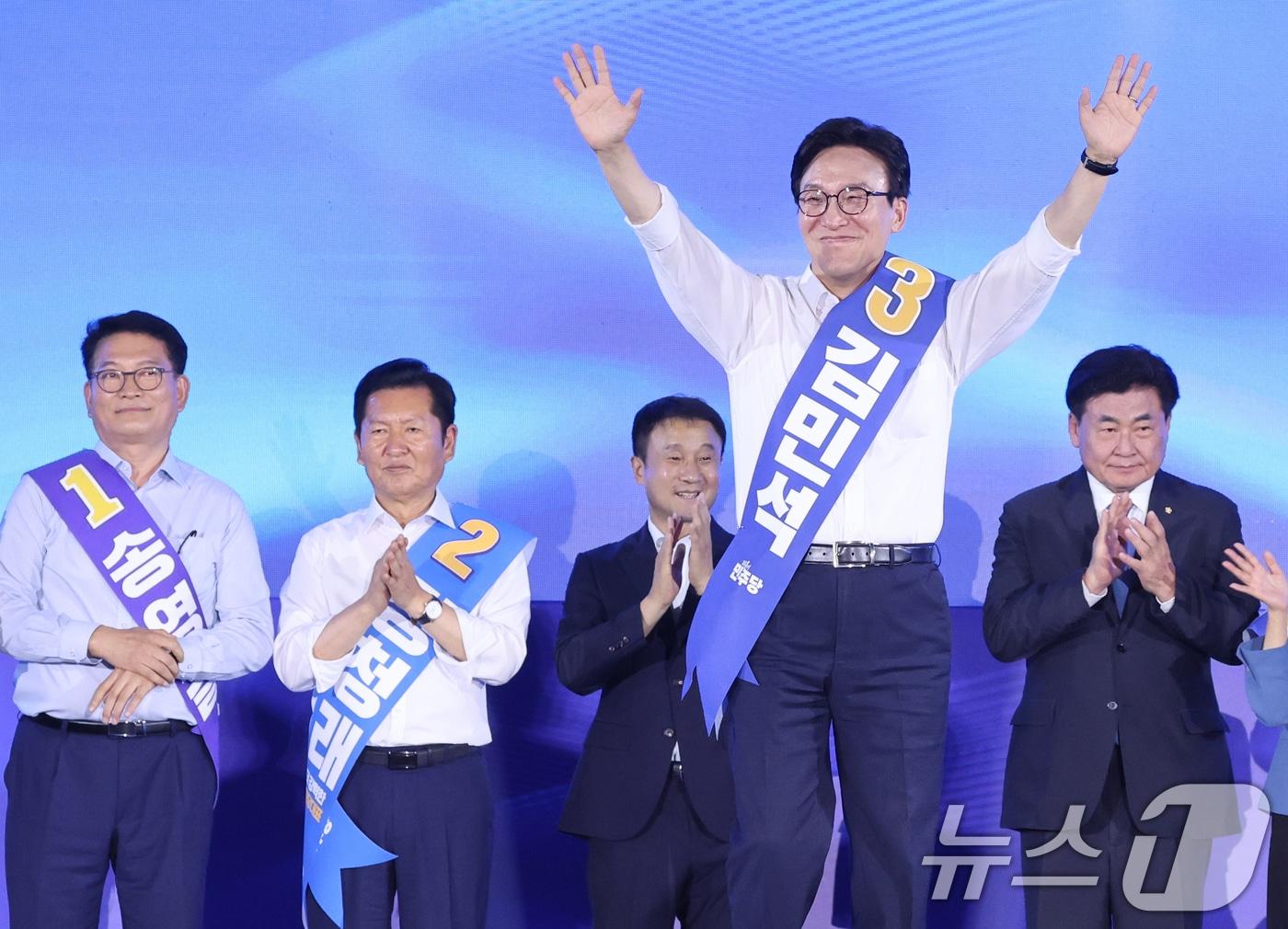 본문 이미지 - 김민석 더불어민주당 당대표 후보가 16일 경기 고양시 킨텍스에서 열린 더불어민주당 당대표·최고위원 선출을 위한 서울 지역 순회경선 합동연설회에서 인사하고 있다. 왼쪽부터 송영길 후보, 정청래 후보, 한병도 당대표 권한대행, 김 후보, 소병훈 민주당 중앙선관위원장. 2026.8.16 ⓒ 뉴스1 신웅수 기자