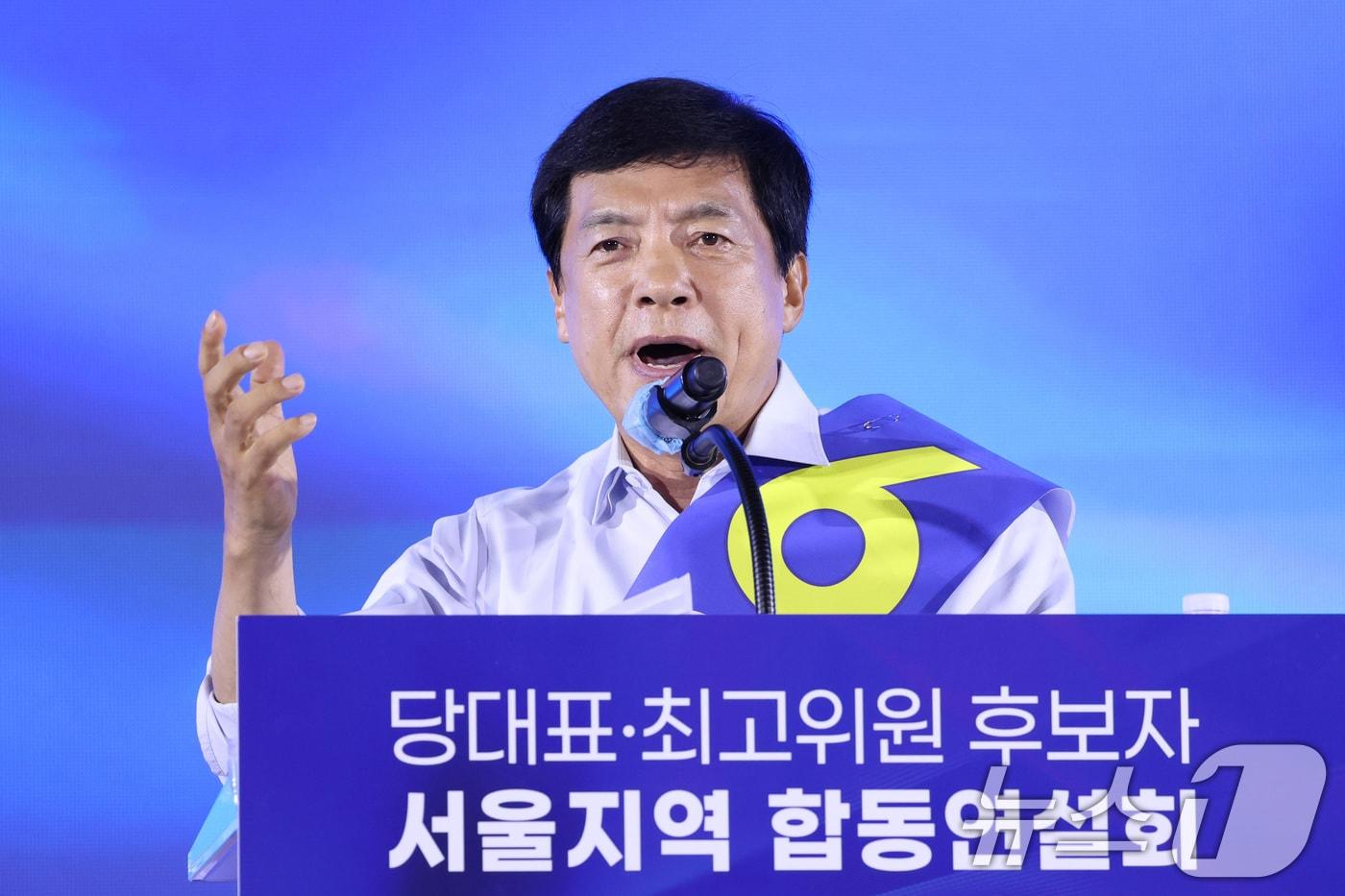 본문 이미지 - 이성윤 더불어민주당 최고위원 후보가 16일 경기 고양시 킨텍스에서 열린 더불어민주당 당대표·최고위원 선출을 위한 서울 지역 순회경선 합동연설회에서 정견 발표를 하고 있다. 2026.8.16 ⓒ 뉴스1 신웅수 기자