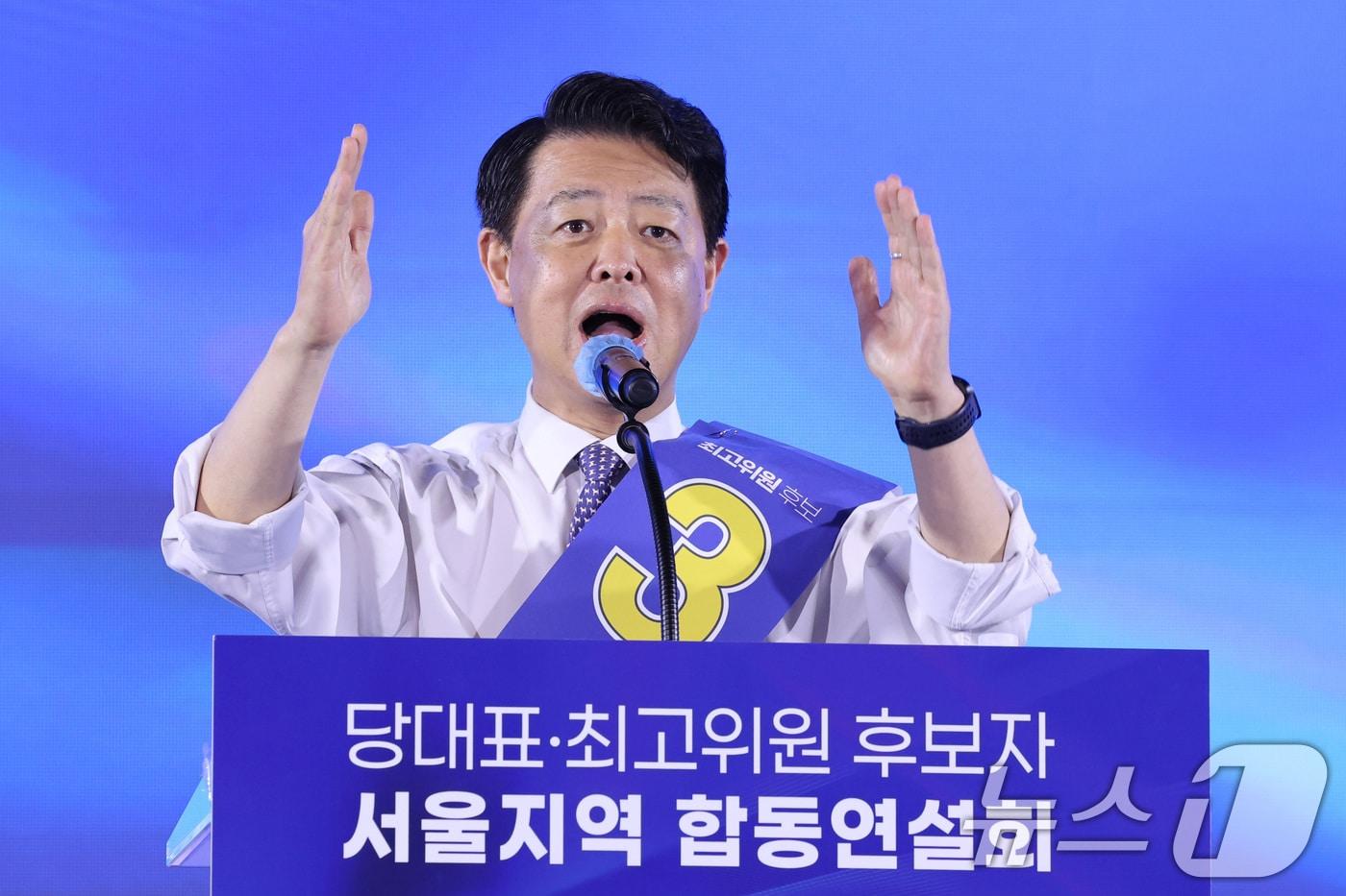 본문 이미지 - 김영호 더불어민주당 최고위원 후보가 16일 경기 고양시 킨텍스에서 열린 더불어민주당 당대표·최고위원 선출을 위한 서울 지역 순회경선 합동연설회에서 정견 발표를 하고 있다. 2026.8.16 ⓒ 뉴스1 신웅수 기자