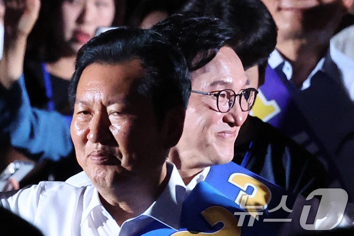 본문 이미지 - 정청래(왼쪽), 김민석 더불어민주당 당대표 후보가 16일 경기 고양시 킨텍스에서 열린 더불어민주당 당대표·최고위원 선출을 위한 서울 지역 순회경선 합동연설회에 입장하고 있다. 2026.8.16 ⓒ 뉴스1 신웅수 기자