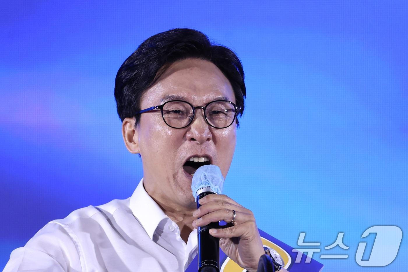 본문 이미지 - 김민석 더불어민주당 당대표 후보가 16일 경기 고양시 킨텍스에서 열린 더불어민주당 당대표·최고위원 선출을 위한 서울 지역 순회경선 합동연설회에서 정견 발표를 하고 있다. 2026.8.16 ⓒ 뉴스1 신웅수 기자