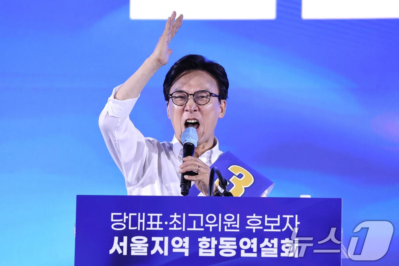 본문 이미지 - 김민석 더불어민주당 당대표 후보가 16일 경기 고양시 킨텍스에서 열린 더불어민주당 당대표·최고위원 선출을 위한 서울 지역 순회경선 합동연설회에서 정견 발표를 하고 있다. 2026.8.16 ⓒ 뉴스1 신웅수 기자