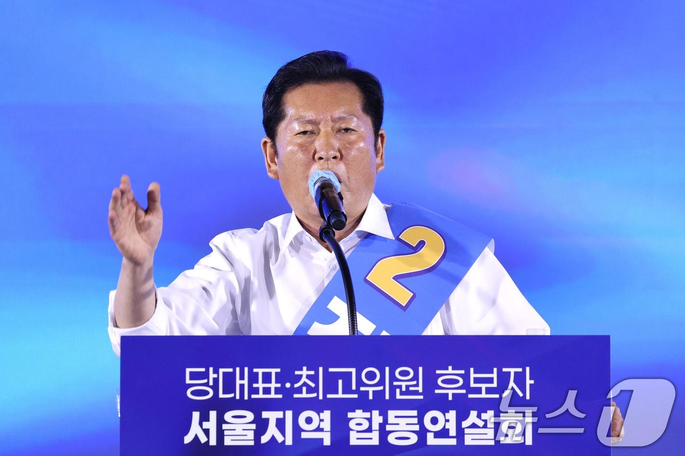 본문 이미지 - 정청래 더불어민주당 당대표 후보가 16일 경기 고양시 킨텍스에서 열린 더불어민주당 당대표·최고위원 선출을 위한 서울 지역 순회경선 합동연설회에서 지지를 호소하고 있다. 2026.8.16 ⓒ 뉴스1 신웅수 기자