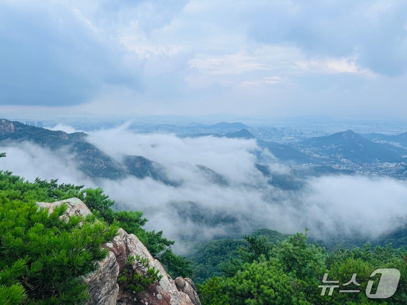 본문 이미지 - 북한산 족두리봉 일대에서 본 풍경 2026.8.15 ⓒ 이상휼 기자