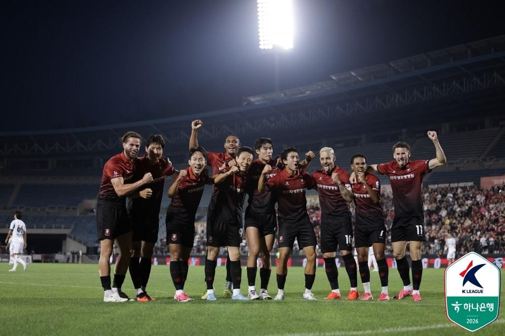 본문 이미지 - 부천FC 선수단이 16일 부천종합운동장에서 열린 전북 현대와 홈 경기에서 득점 후 기뻐하고 있다. (한국프로축구연맹 제공)