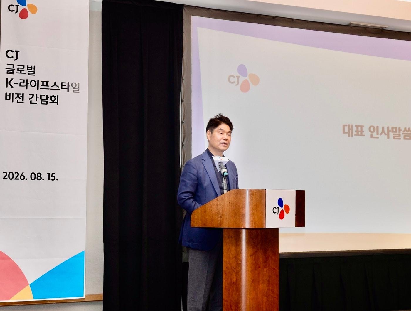 본문 이미지 - CJ그룹 허민회 대표가 미국 캘리포니아에서 열린 CJ 글로벌 K-라이프스타일 비전 간담회에서 모두 발언을 하고 있다.(CJ그룹 제공) 