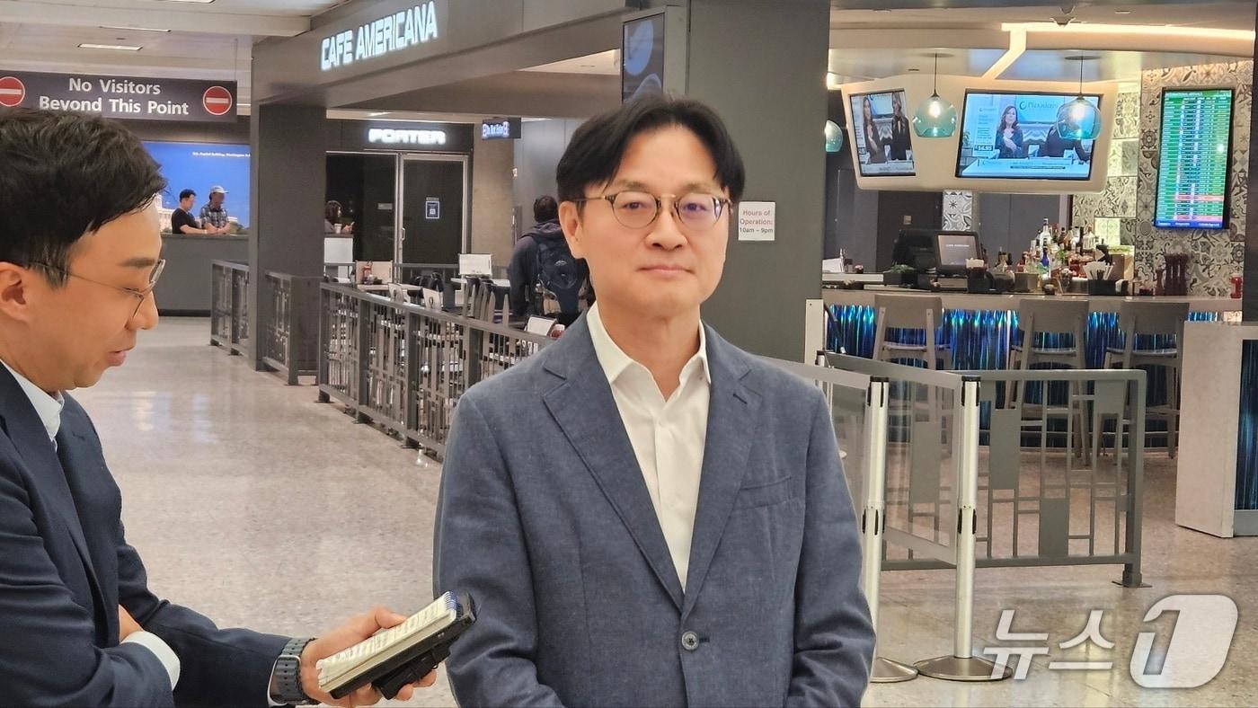 본문 이미지 - 16일(현지시간) 김정관 산업통상부 장관이 워싱턴 덜레스 국제공항을 통해 입국하고 있는 모습. 2026.08.16 ⓒ 뉴스1 이훈철 워싱턴 특파원