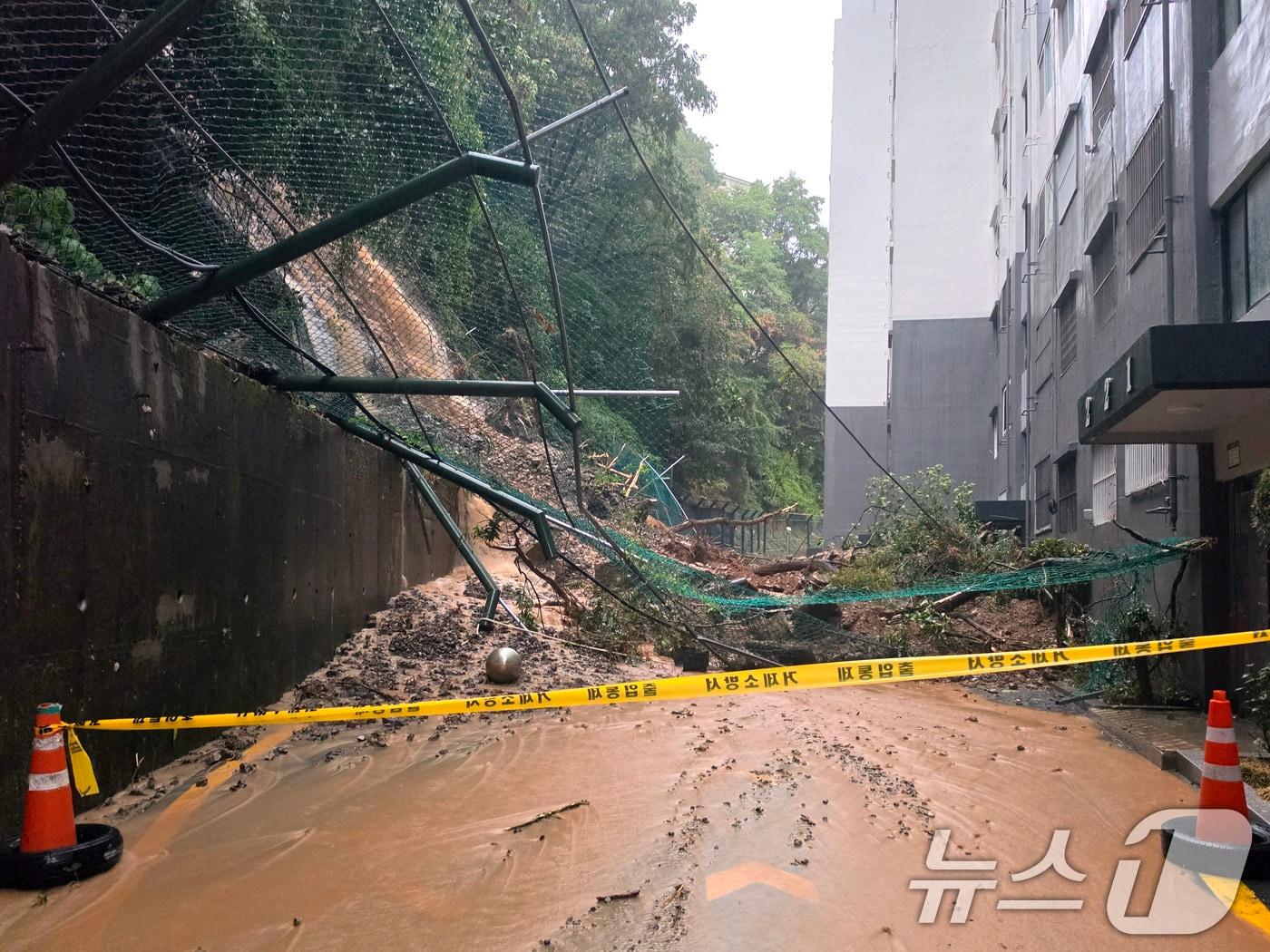 본문 이미지 - 17일 오전 경남 거제시 옥포동의 한 아파트 인근에서 산사태가 발생해 출입이 통제되고 있다. (경남소방서 제공. 재판매 및 DB 금지) 2026.8.17 ⓒ 뉴스1