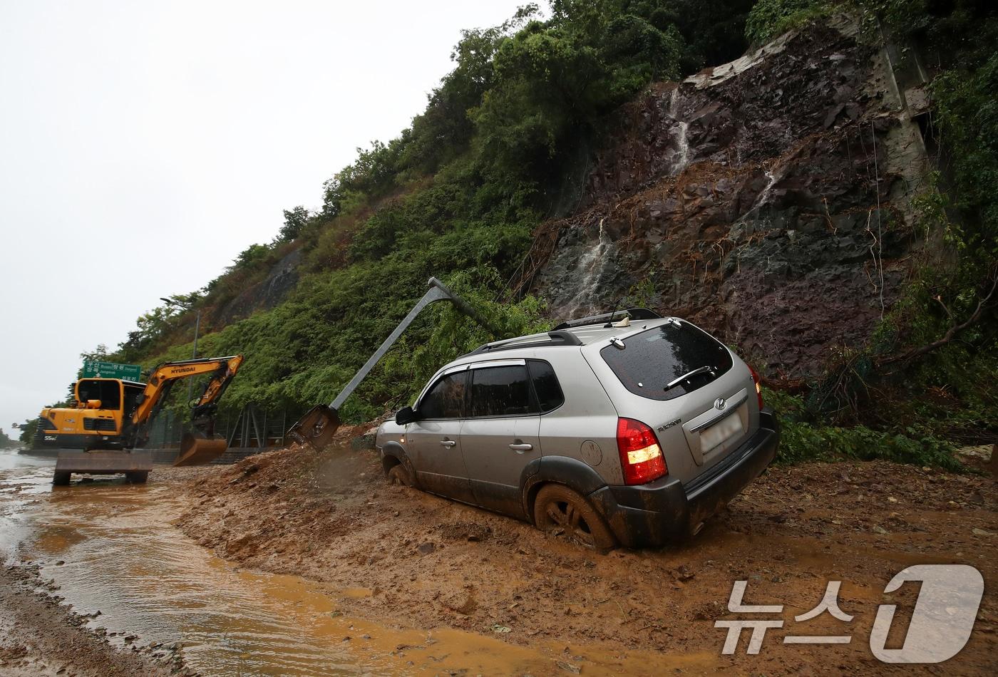 본문 이미지 - 경남 거제시 연초면 송정리 송정터널 인근에서 산사태가 발생해 한 차량이 흘러 내린 토사에 파묻혀 있다. 2026.8.17 ⓒ 뉴스1 윤일지 기자