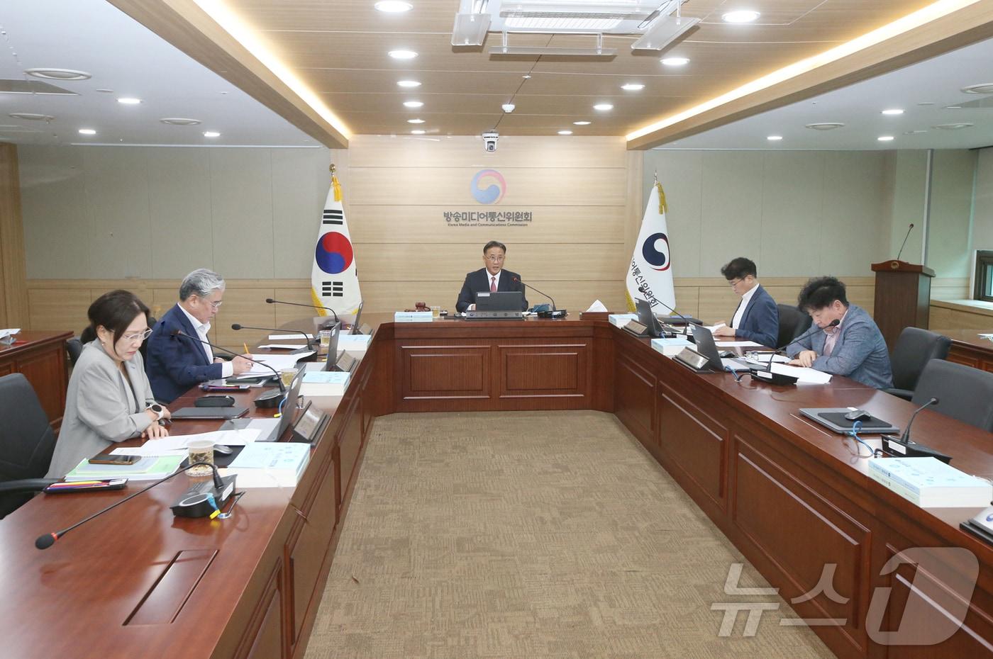 본문 이미지 - 고민수 방송미디어통신위원회 상임위원(가운데)이 14일 정부과천청사에서 '2026년 제28차 전체회의'를 진행하고 있다.(방송미디어통신위원회 제공) ⓒ 뉴스1 김민수 기자