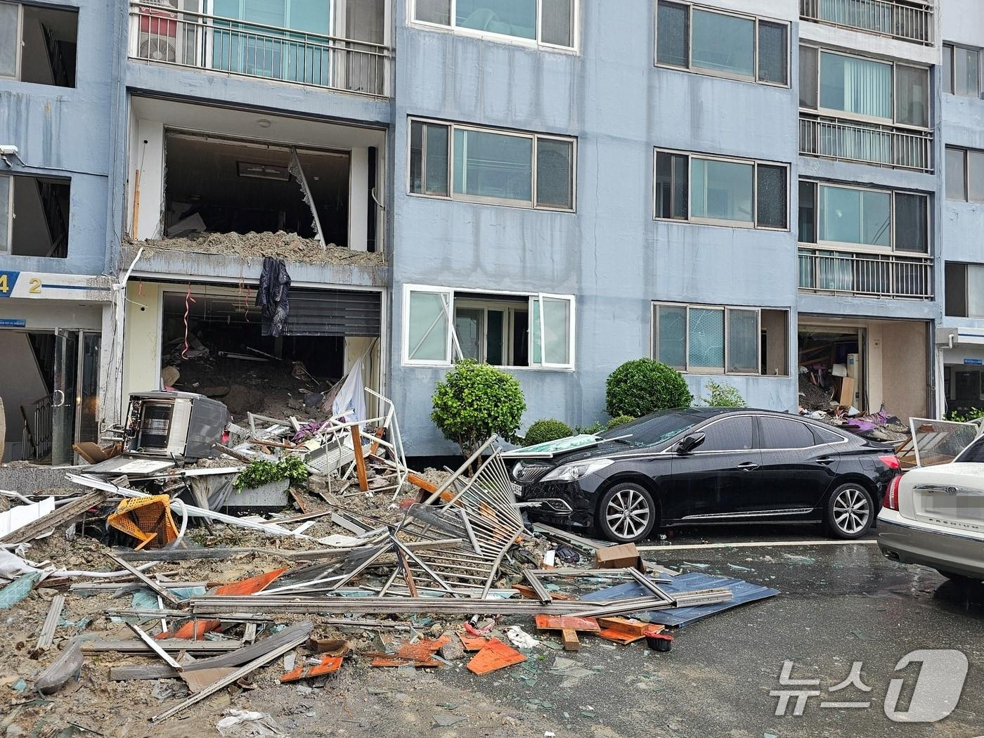본문 이미지 - 산사태에 매물된 거제시 옥포동의 한 아파트에 토사가 밀려와 있다. 2026.8.17/뉴스1 한송학기자